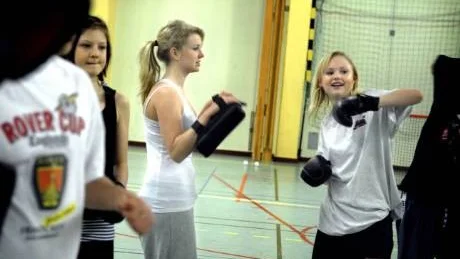 VÅGA TESTA. Boxning kan vara något även för tjejer. Här är det Vanessa Lindberg-Åström till vänster som utmanar kamraten Ellen Larsson Flink.