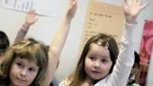 TILL VARDAGS. Barnen på spåret Älgen, Ormbergsskolan i Luleå, är väl medvetna om vad som görs på skolan till vardags för miljön. Emma Hedlund och Ida Almlöv är ivriga på att få berätta.