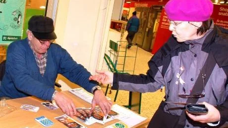 VILL SPELA. Lilian Sandberg köper en bingolott av Inge Johansson. Hon tycker att det vore tragiskt om programmet lades ner.