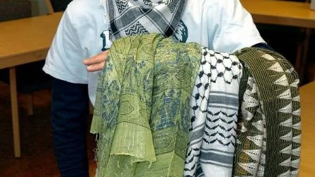 PALESTINA. I november startade Mouhamad Alnwaihi ett UF-företag som importerar Palestinasjalar. Han kommer själv från Palestina och sökte efter en produkt som symboliserade hans land. Nu är han en av Strömbackaskolans framgångsrikaste UF-företagare.Foto: Jonas Hansson