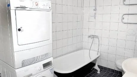 HELKAKLAT BADRUM. Tvättmöjligheter hör till standard i lägenheterna i bostadsrättsföreningen Vesslan. Utöver det finns en stor gemensam tvättstuga.
Foto: Håkan Gidlöw