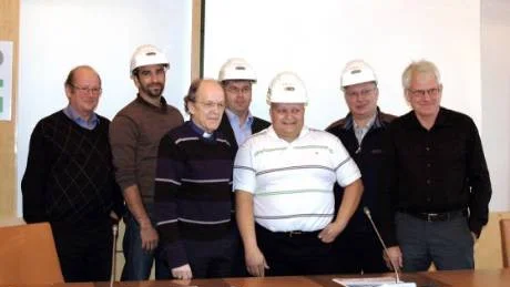 SATSAR I KATTERJÅKK. Det var glada miner när satsningen i Katterjåkk presenterades. Timo Vilgats i kyrkorådet, restaurangägaren Andreas Sandström, kyrkoherde Jan-Erik Kuoksu, Peter Fjällborg,VD Konsum Malmfälten, Thomas Farelind vid Kiruna fjällen, byggentreprenören Lennart Englund och arkitekten Hans Murman. Foto: ALEXANDER LINDER