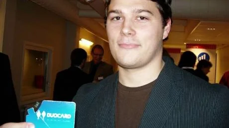 KORT MED CHIP. Johan Wenngren med sitt Duocard som fick pris som en av de tio bästa affärsidéerna i Norrland.