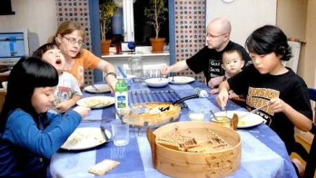 HUSET FULLT. Drömmen om en stor familj blev sann för Anna och Henrik som inte kan få biologiska barn. Sedan 1999 har de adopterat fyra barn. Alla från Sydkorea.
