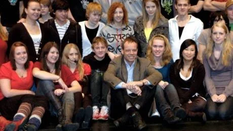 FUGLESANG TRIVDES. Christer Fuglesang trivdes bland eleverna från Rymdgymnasiet.
