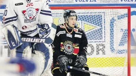OMBYTTA ROLLER. Johan Fransson finns numera i Linköpingströjan. På lördag är det dags för honom att möta sina gamla lagkamrater. Foto: LINDA WIKSTRÖM
