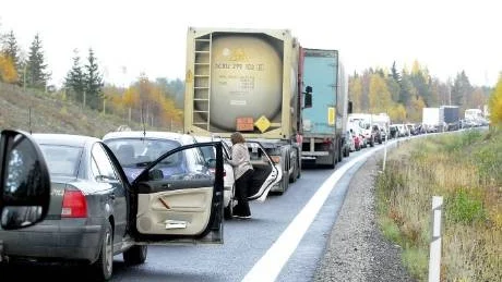 stoppade trafiken. Trafiken stod helt stilla vid olycksplatsen under närmare en timme.