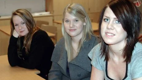 på besök. Från vänster Linnéa Fougnet, Tove Svensson samt  Rebecca Grahn, elever klass nio Manhemsskolan som besöker Furuhedsskolan och handelsprogrammet.