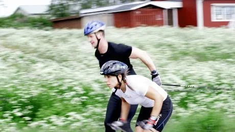 På grönbete. Det är inte bara på snö det går undan när Kalla greppar stavarna – Norrbottens-Kurirens Peter Johansson fick kämpa rejält när han utmanade skiddrottningen på barmark.