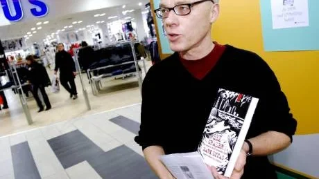 KLOKA BESLUT. Naturskyddsföreningens Mats Eliasson säger att syftet med att ge bort boken är att fullmäktigeledamöterna ska fatta kloka beslut i miljöfrågor. ”För att förstå hur viktigt det är har vi valt den här boken”, säger han. Foto: ANDREAS WÄLITALO