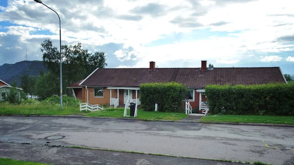 Gruvnära. Åke Karlsson bor på Järnvägsgatan i Kiruna, ett område som inom kort påverkas av gruvbrytningen. Redan nu har flera grannar sålt sina hus till LKAB.