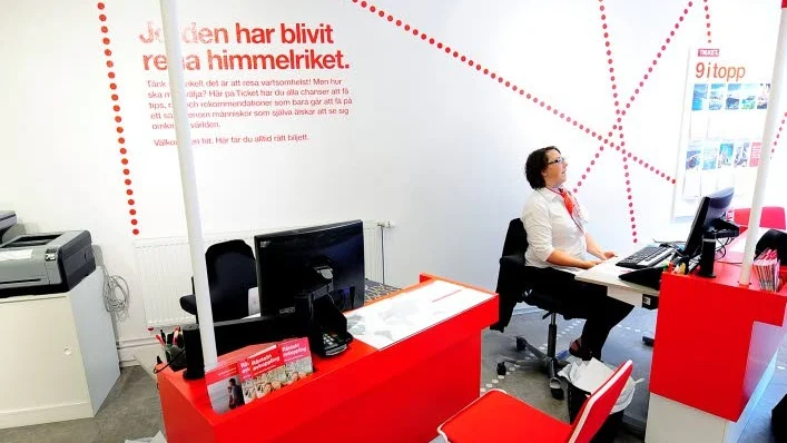 Folktomt. Det är ingen rusning till resebyrån Ticket denna varma dag. Säljchefen Anna-Karin Jillnefelt har just nu inte en enda kund.