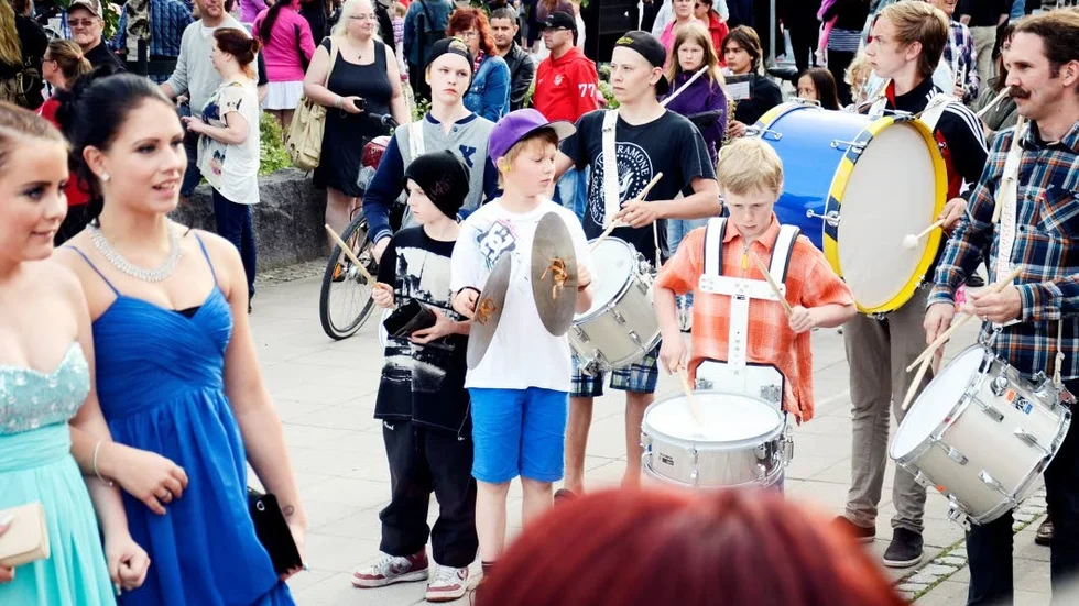 Marschmusik. Kulturskolan spelade idogt hela vägen från Grodparken till Hotell Valhall. Kusinerna Emma Supponen och  Johanna Vingestam var första paret in.