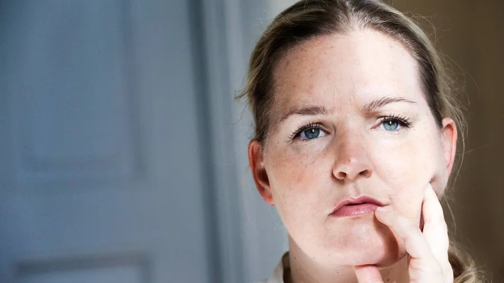 Samtal med utsatta. Anna Forsberg, ny medarbetare på kvinnojouren Iris i Luleå, berättar för landshövdingen att hon i veckan deltagit i ett samtal med en kvinna som kastats ut på gatan av en svensk man.