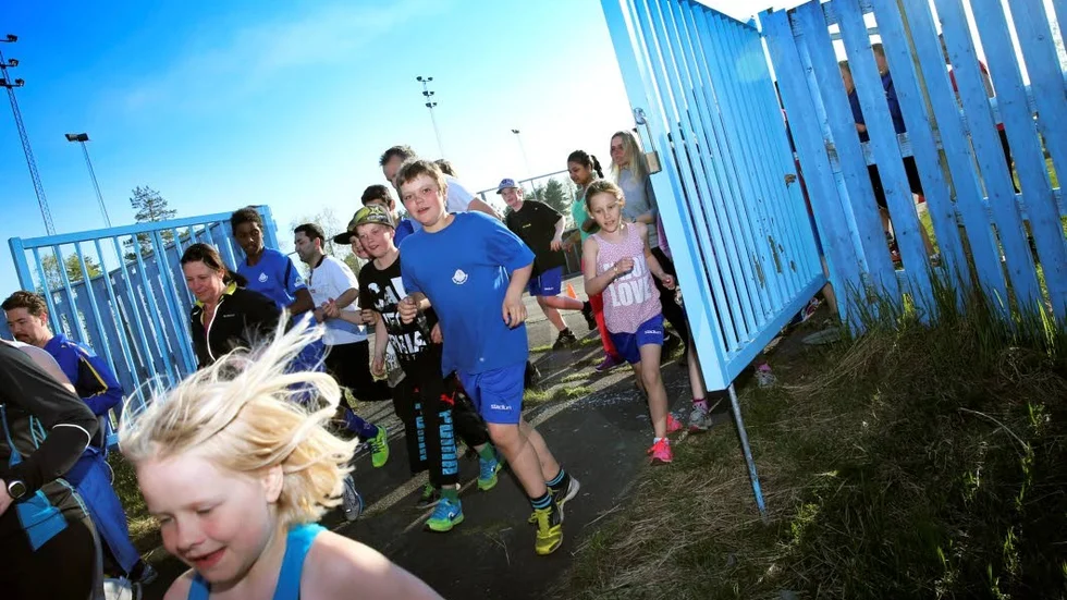 Fem kilometer kvar. Cirka 350 löpare gav sig iväg ut från Hertsö IP.