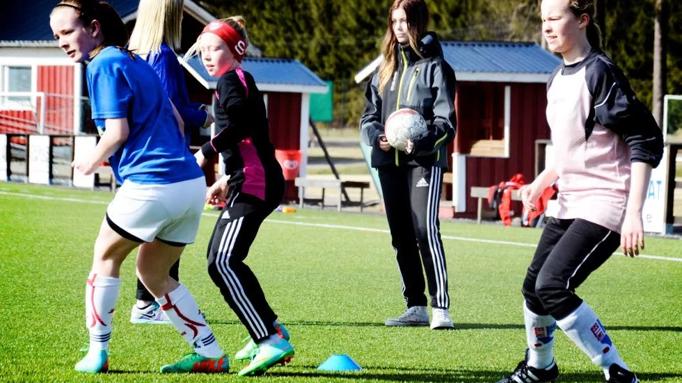 Ser på. Natalie Strömberg måste vila från fysisk aktivitet i cirka två månader, med den nya defibrillatorn inopererad.