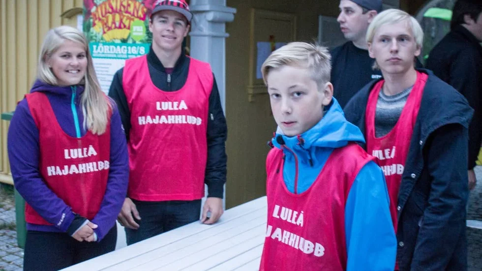 Elina Lineruth, 20, Joel Elenius, 20, Kalle Tuuri, 13, och Manne Segerlund, 19, alla från Luleå kollade väskor vid ingången.