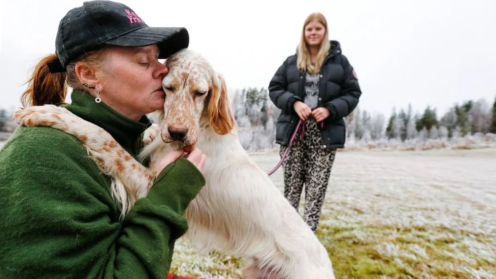 Bästa kompisar. Efter att Camilla Lindqvist tagit hand om hunden Billy har de funnit varandra. Hon är mycket kritisk till Länsstyrelsens beslut att låta jägaren från Italien hämta hem hunden.
