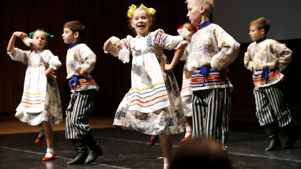 Rysk dansgrupp. På biennalen medverkar även den ryska dansgruppen Druzhba från Archangelsk i ett bejublat nummer med mycket humor.