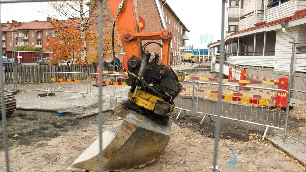 Grävande. Nu tas nya tag med skoporna på Bodens gator. Längs Färgaregatan i centrumkärnan byts fjärrvärmeledningar och handeln förtvivlar över störningarna.