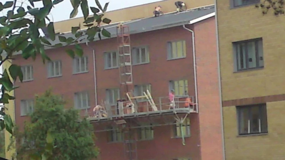 Utan säkerhetssele. En Kurirenläsare reagerade när denne gick förbi bygget av de nya studentbostäderna på Klintvägen i onsdags. På taket spikades takpapp utan säkerhetsselar.