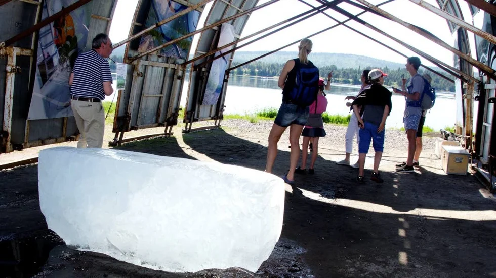 Sommarturister. Jukkasjärvi icehotel har turister även på sommaren. Fyra gånger om dagen kan besökare gå den guidade turen i ispoduktionen.