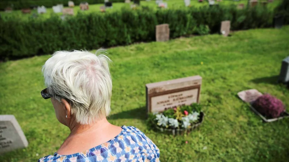 Åtgärdas. Till och med den sista augusti nästa år har gravrättsinnehavarna på sig att antingen åtgärda bristerna eller avsäga sig graven.