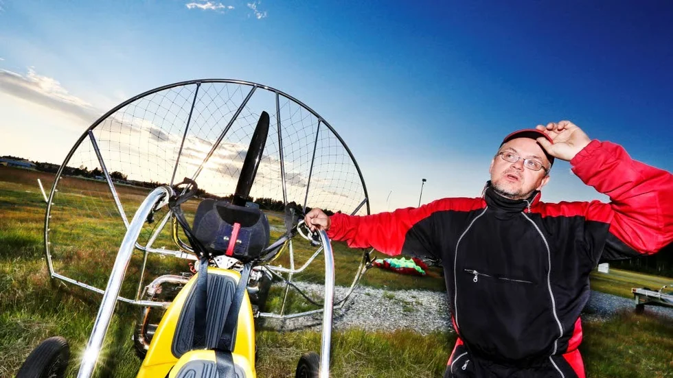 Siktar uppåt. Peter Backman är instruktör för dem som vill lära sig flyga med motor på ryggen.