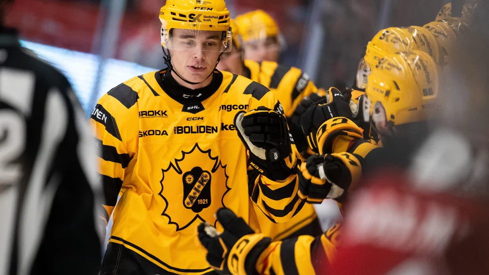 Elias Salomonsson ser matchen från läktaren i dag.