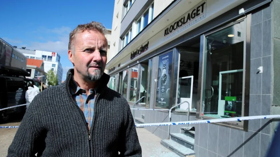 Väcktes av larmet. Butiksägaren Karl Johan Björkman väcktes vid halvfyratiden natten mot onsdagen, då Securitas meddelade att hans butik utsatts för ett sprängattentat. "Det känns overkligt", säger Björkman.