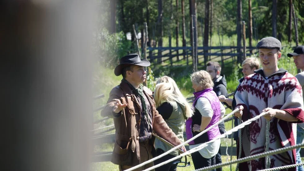 Teambuilding. Sommarvikarierna delades upp i lag tillsammans med enhets- och verksamhetschefer från Folktandvården och tävlade mot varandra i diverse lekar.