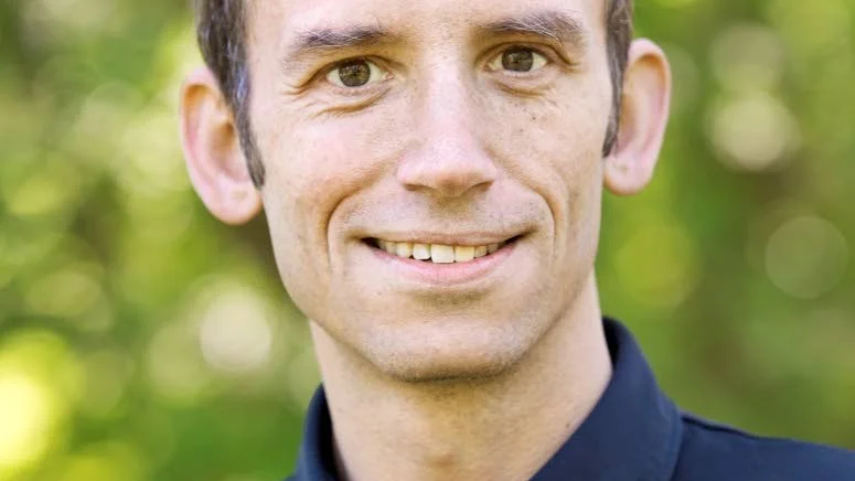 Stadsplanerar. Tomas Örn är miljöpartist och doktorand i arkitektur. Han har erfarenhet som stadsplanerare.