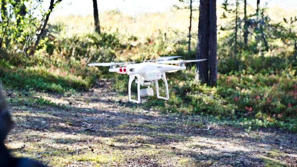 UFO? Nej, det här flygande objektet kan identifieras som en quadrocopter, en fjärrstyrd minihelikopter utrustad med kamera.