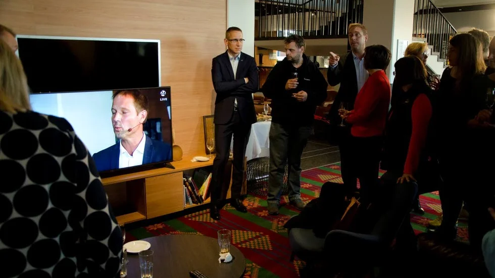 Människor samlades kring tv:n för att se 24 Norrbottens första sändning från Kiruna.