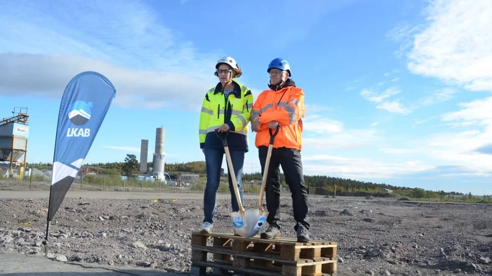 Pia Lindholm och Christer Vinsa tog tillsammans det första spadtaget för Kirunas nya stadshus.