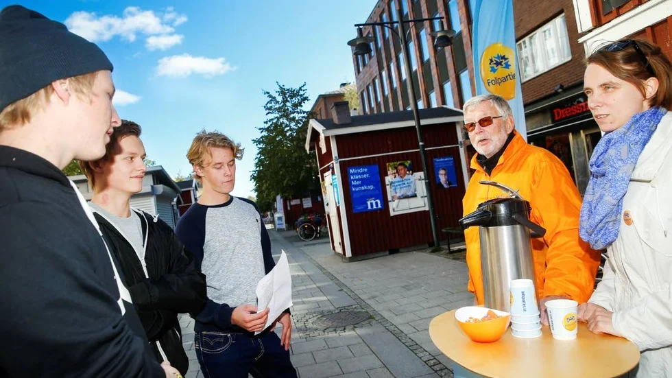 Ställde frågor. Gymnasieeleverna Robin Öström Gustav Wårdenius och Jens Österman, var utskickade av skolan för att ställa frågor till politikerna. Här får de svar av Lars Anehagen och Katarina Leinikka, Folkpartiet.