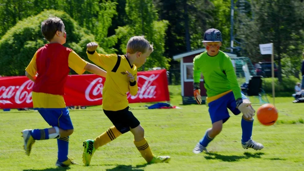 Viktor Sjöholm (gul tröja) gjorde två mål i matchen mot Portugal.
