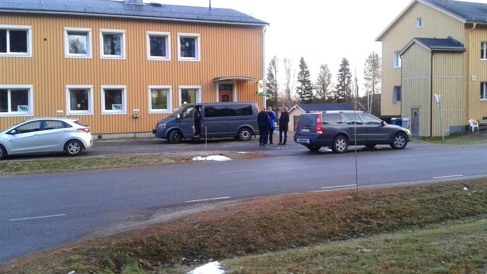 Drama med kniv. Lägenheten där torsdagens drama utspelade sig ligger på övervåningen. På undre planet huserar organisationen 4 H:s länskontor. Här är polisen på väg att lämna platsen.