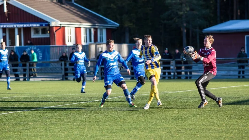 Målspruta. Ohtana/Aapuas kapten Johannes Pekkari hittade målet för sitt lag i mötet mot Alvik, men Alviks målvakt Henrik Renberg stod för en gedigen insats och höll sitt lag kvar i matchen.