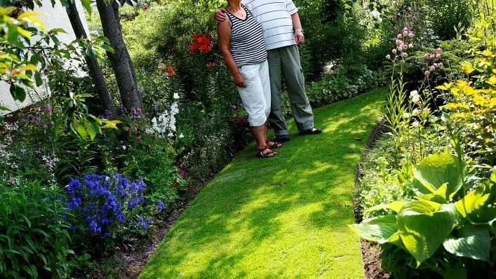 Frodigt. Britt-Marie Brännström och Lennart Zätterquist har bott på Rotevägen i Antnäs sedan 1995. Då bestod trädgården mest av en gräsmatta. Nu slingrar sig gräsmattan mellan rabatterna, och de skarpa kanterna fixar Lennart med en spade på våren och en trimmer några gånger under säsongen.