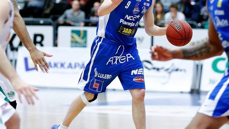 Genrep. Christopher Ryan och hans LF Basket besegrade Umeå Basket i säsongens första tränigsmatch trots att man kom till spel utan fyra ordinarie spelare.