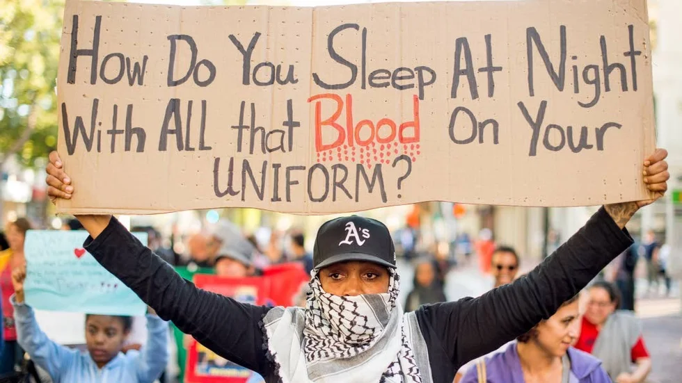 Protester. Flera hundra demonstrerade i Oakland, Kalifornien den 20 augusti i protest mot dödsskjutningen av den obeväpnade 18 år gamla Michael Brown i Saint Louis-förorten Ferguson.
