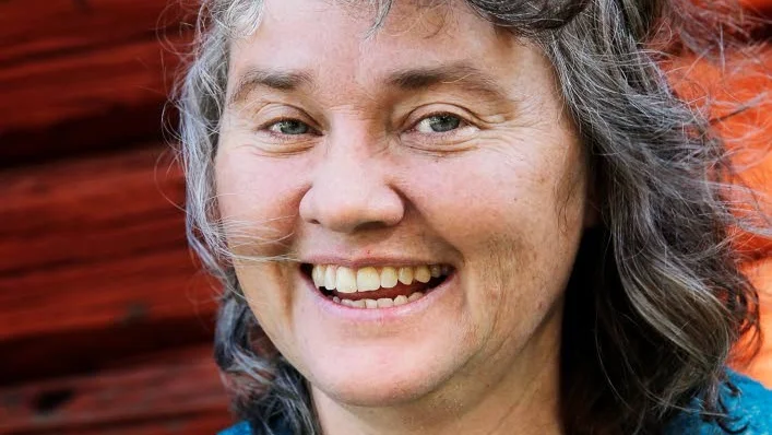 Namn: Annika Eriksson, mp. 
Ålder: 55
Hemort. Luleå
Politiskt uppdrag: Gruppledare
Surströmmingsvanor: Två till tre gånger per år.
Surströmmingsdebut: Åtta år gammal.
Dricker till: Öl