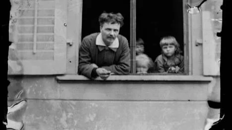 August Strindberg tillsammans med barnen Karin, Hans och Greta i Gersau 1886.