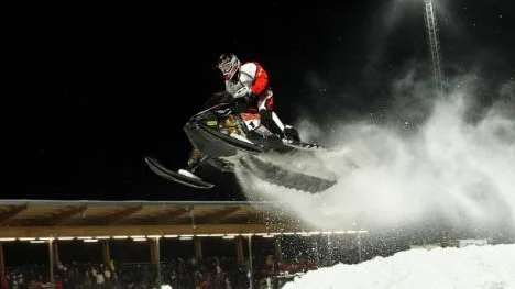 Moskoselsgrabben Petter Nårsa flyger fram mot sitt andra raka SM-guld i stadioncross. Han vann finalen före Adam Renheim, Lima. "Det känns helt underbart", sa Nårsa efteråt.