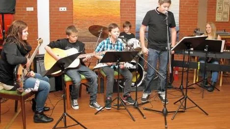 "Profilarna" kallades musikerna som via högstadiets profilval bildat Älvsbyns nya pop- och rockensemble. Medverkade i höstkonserten gjorde från vänster Sanna Hortlund, Axel Westerlund, Axel Lindh, Oskar Hamsch, Albin Eriksson och Agnes Lindh.