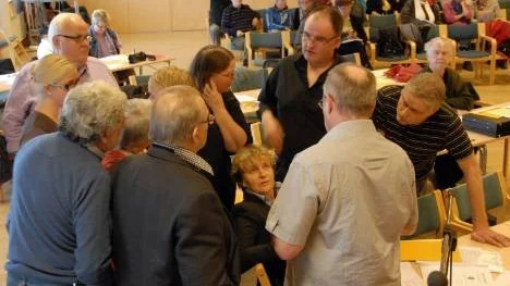 Ett oväntat förslag från oppositionen fick socialdemokraterna att begära ajounering. Och som flugor kring het gröt samlas de 16 sosseledamöterna kring centralgestalten Britta Flinkfeldt Jansson för överläggning.