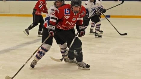 Munksunds Melina Olsson tas hårt av Segeltorps Helene Martinsen i söndagens match i riksserien. Munksund föll mot Segeltorp igår men vann mot Linköping i lördags.