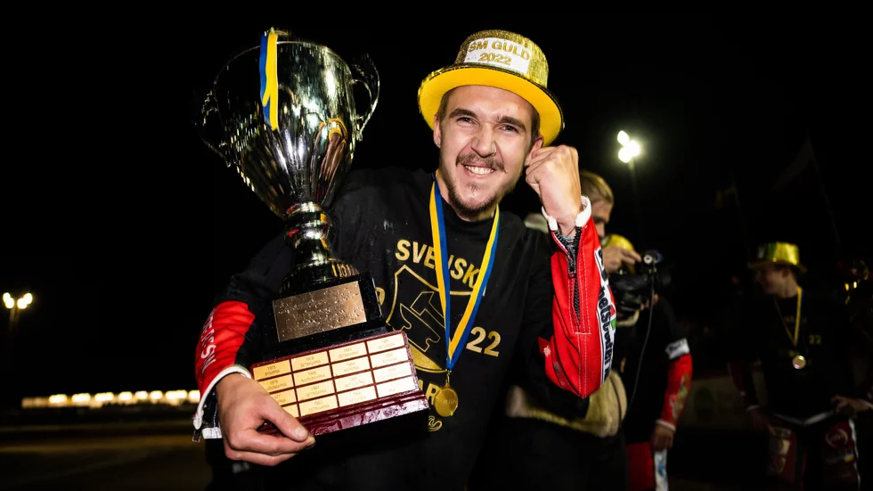 Joel Andersson, med SM-pokalen i famnen, jublar efter Smedernas senaste guld.