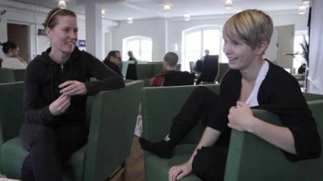 Marie Grundström, projektledare och producent för Danspoolen, pratar framtida projekt med Marie Wårell-Öhman, till höger.